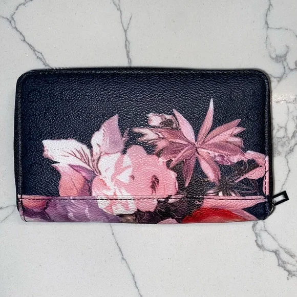 Guess Wallet - Picture 3 of 15